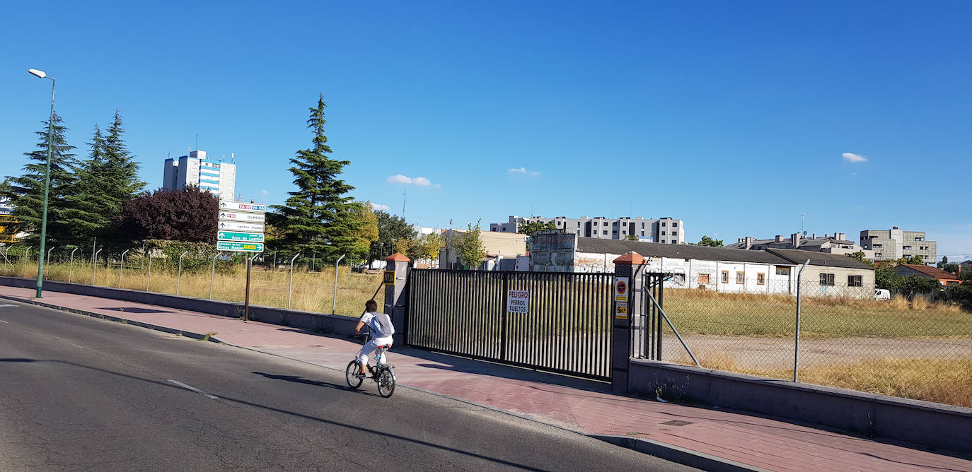 Terreno donde se proyecta la construcción de un supermercado de Alimerka.