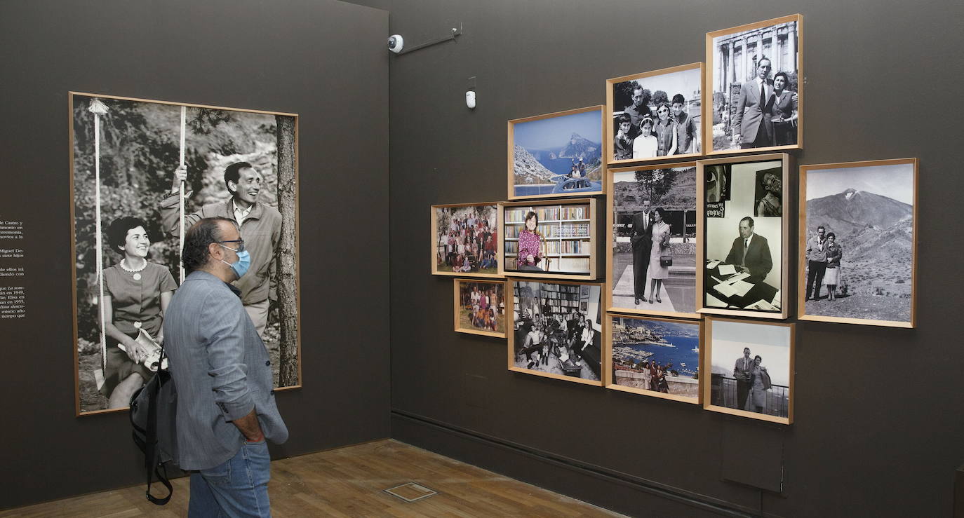 La Biblioteca Nacional inaugura este jueves la gran muestra sobre el novelista y periodista vallisoletano Miguel Delibes, con motivo del centenario de su nacimiento.