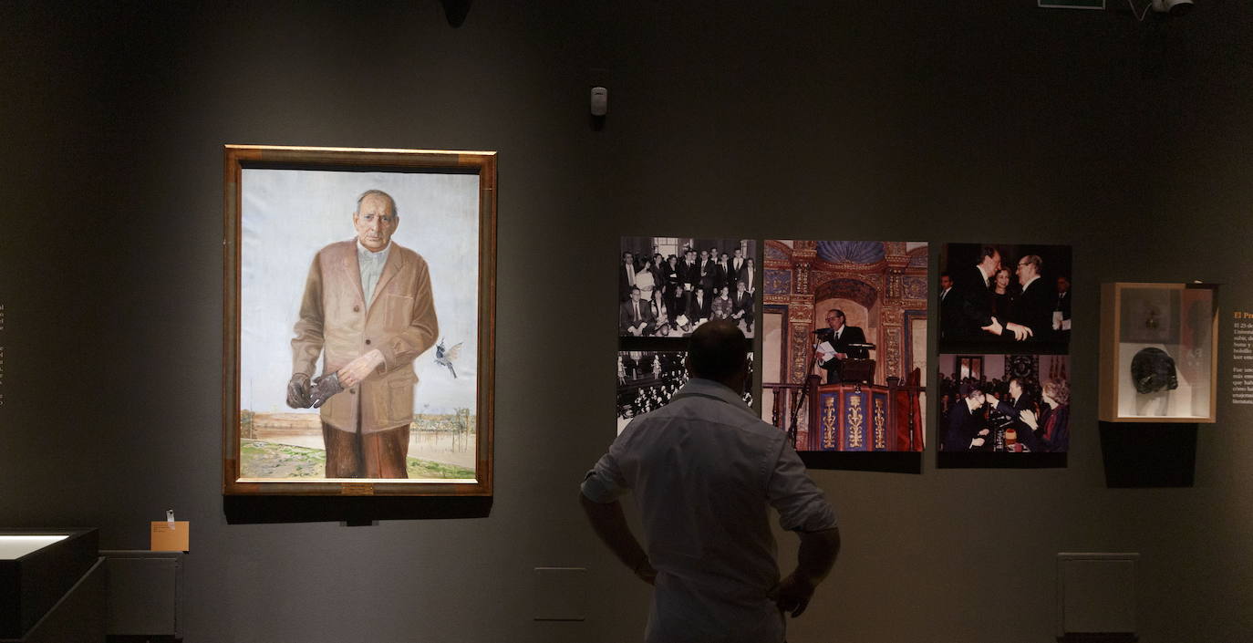 La Biblioteca Nacional inaugura este jueves la gran muestra sobre el novelista y periodista vallisoletano Miguel Delibes, con motivo del centenario de su nacimiento.