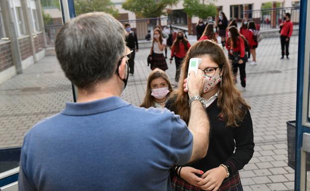 Galería. Primer día de clase de los alumnos de Secuendaria y Bachillerato en el Cristo Rey de Valladolid.