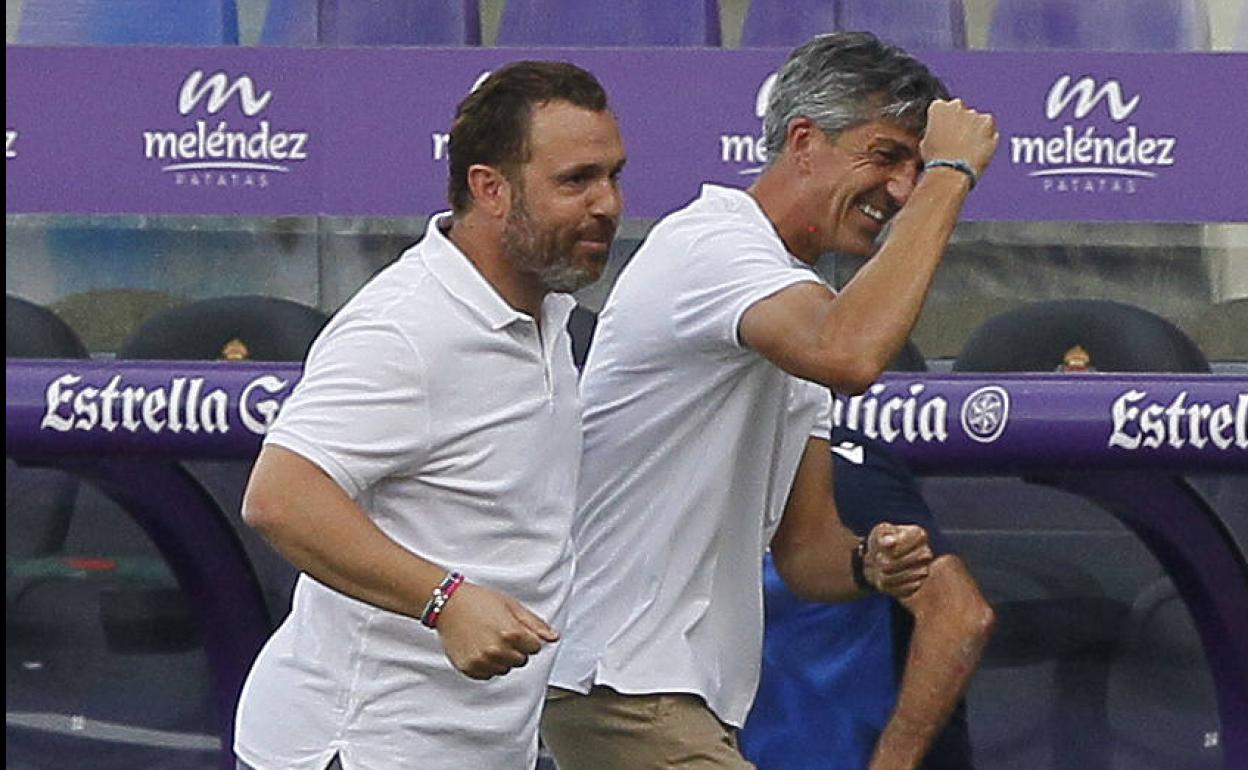 Imanol Alguacil bromea con Sergio antes de comenzar el partido. 