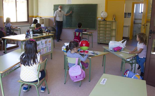 Profesor y alumnado, durante una clase.