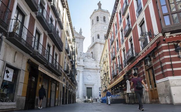 Persianas cerradas en los locales de la calle Cascajares, uno de los clásicos que concentraban mareas humanas en esta semana festiva.