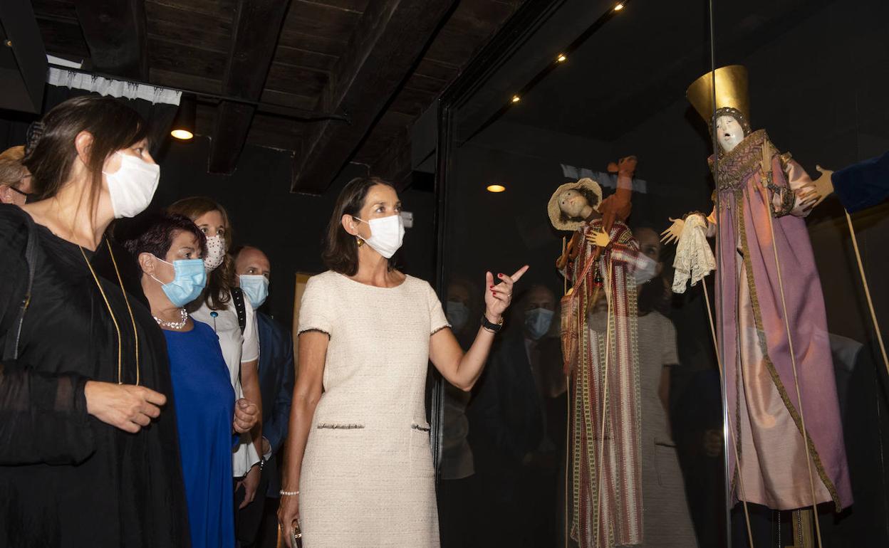 La ministra de Industria, Comercio y Turismo, durante su visita ayer al museo de títeres Franciso Peralta. 