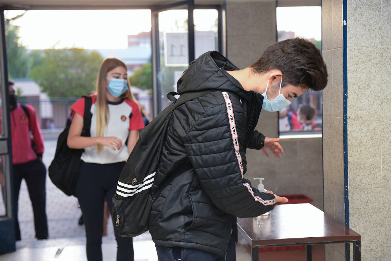 Primer día de los alumnos de Secundaria y Bachillerato en el Colegio Cristo Rey de Valladolid.