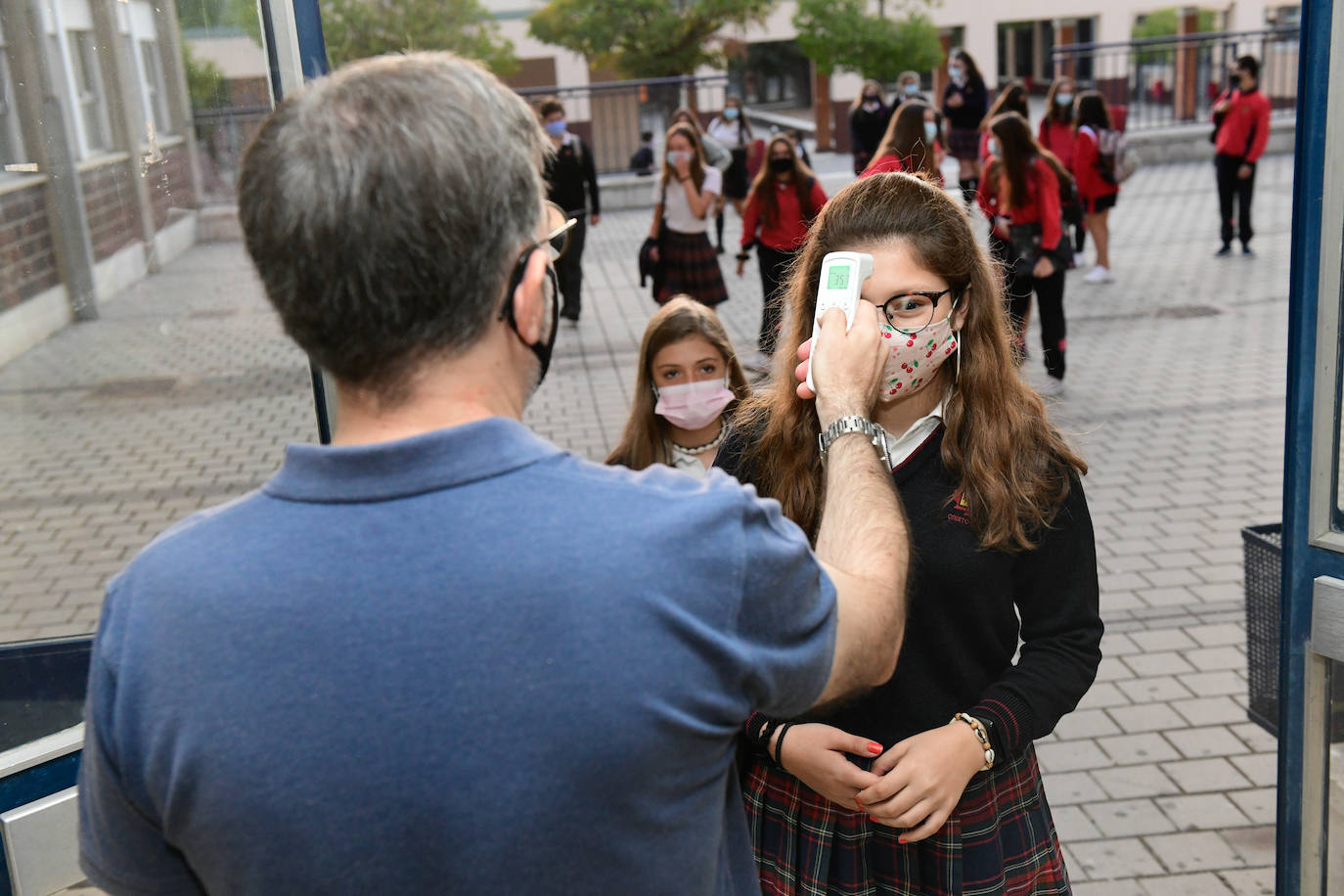 Primer día de los alumnos de Secundaria y Bachillerato en el Colegio Cristo Rey de Valladolid.