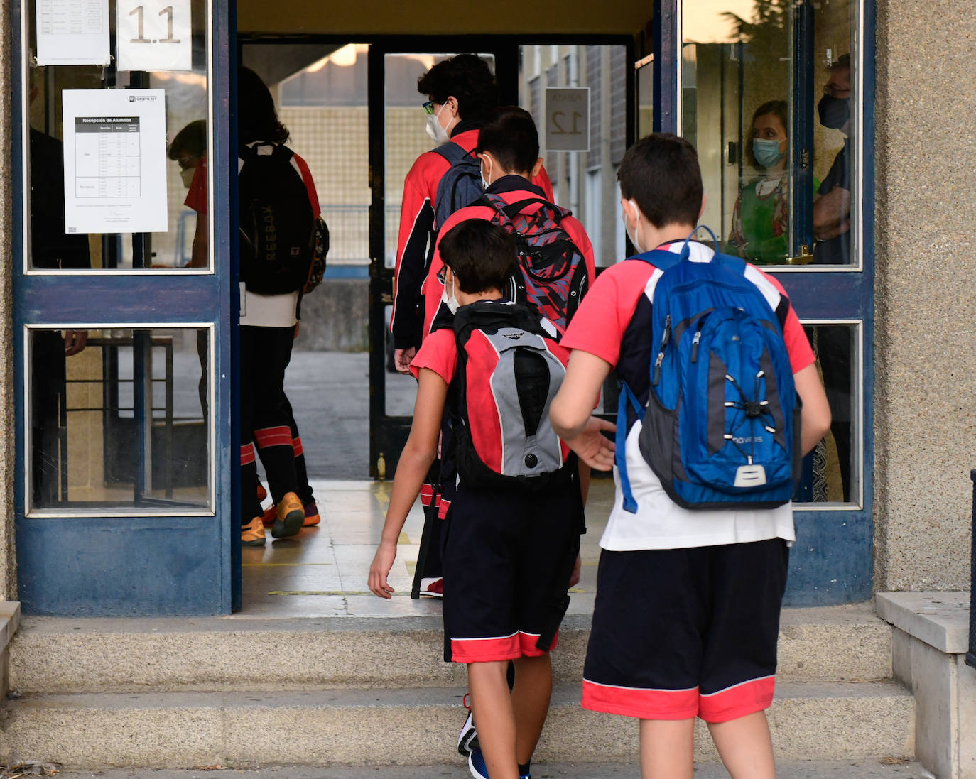 Primer día de los alumnos de Secundaria y Bachillerato en el Colegio Cristo Rey de Valladolid.