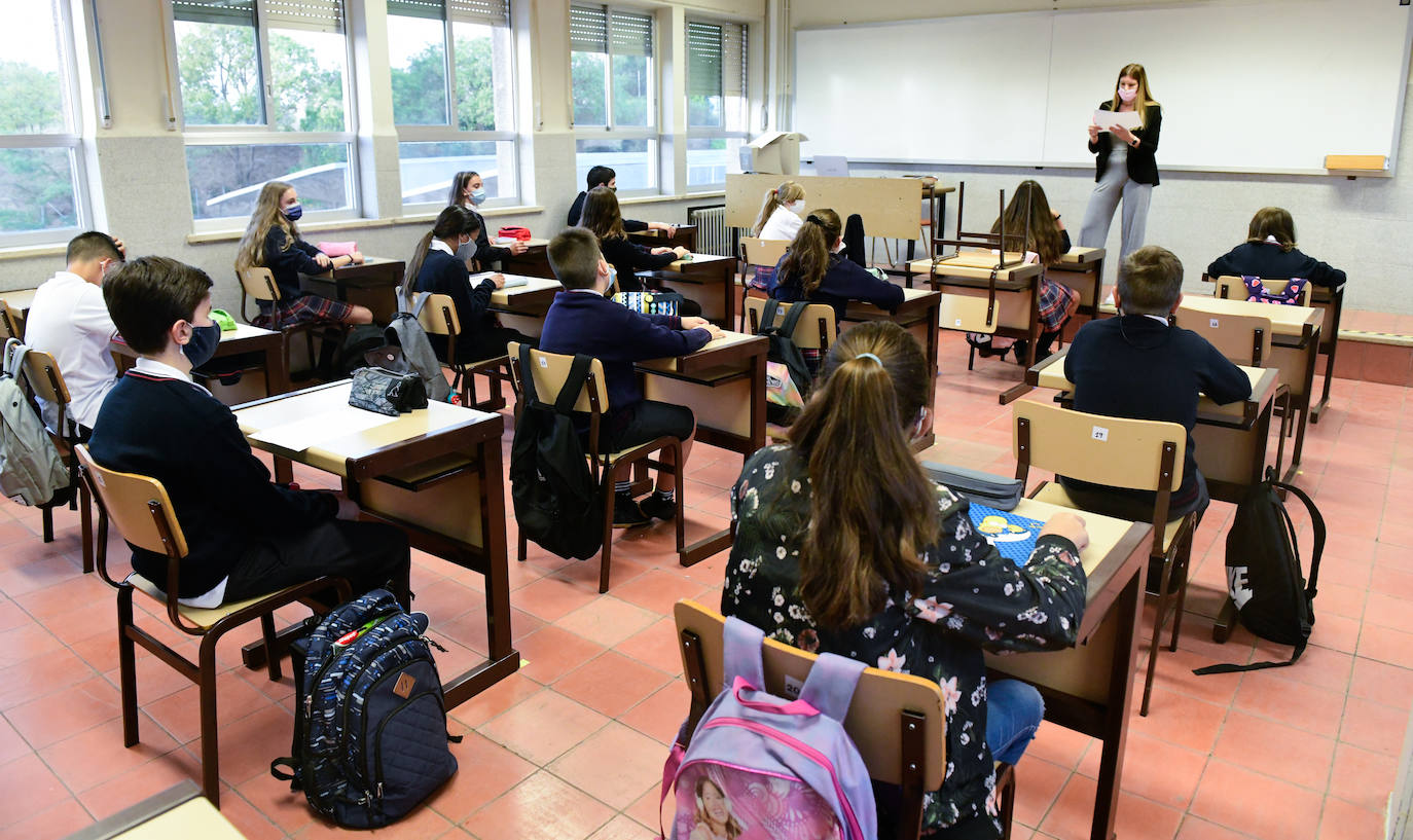 Primer día de los alumnos de Secundaria y Bachillerato en el Colegio Cristo Rey de Valladolid.