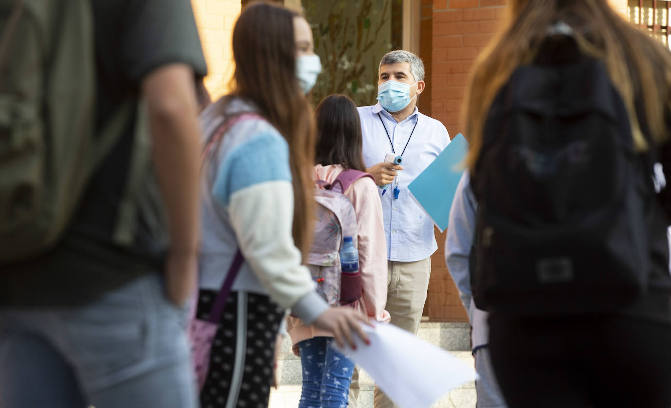 Primer día de los alumnos de Secundaria y Bachillerato en el IES Ribera de Castilla.