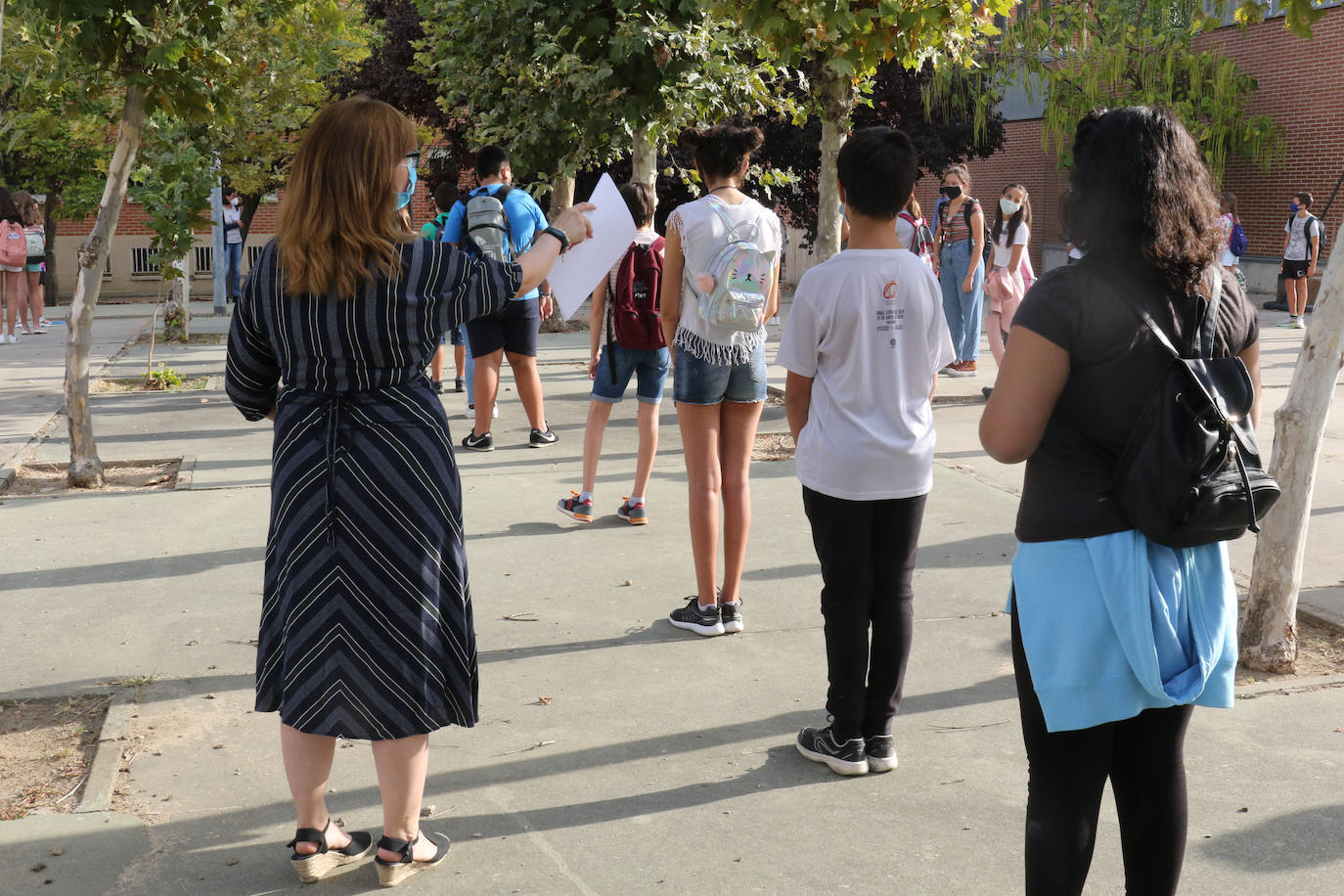 Primer día de los alumnos de Secundaria y Bachillerato en el IES Vega del Prado.