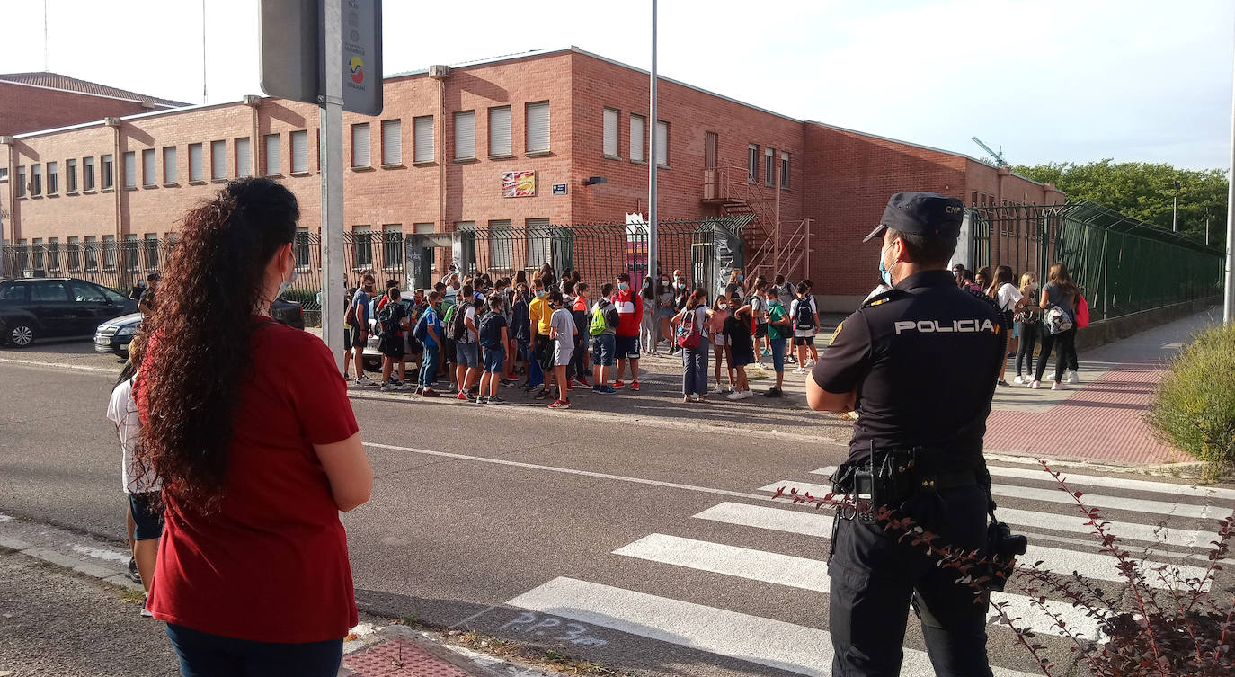 Primer día de los alumnos de Secundaria y Bachillerato en el IES Vega del Prado.