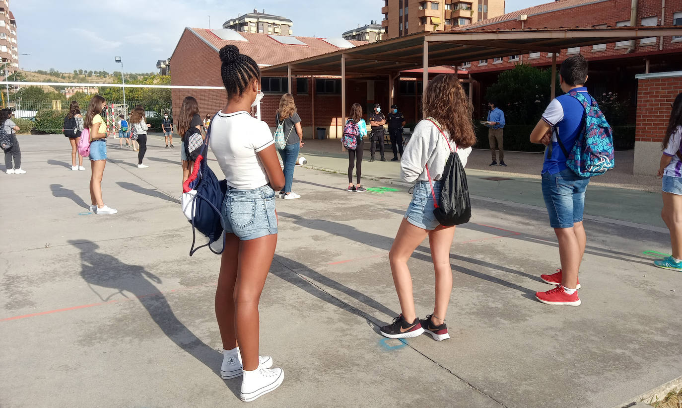 Primer día de los alumnos de Secundaria y Bachillerato en el IES Vega del Prado.