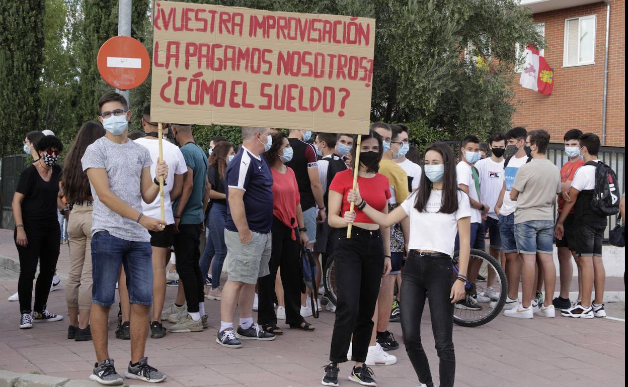 Estudiantes del instituto María Moliner, de Laguna de Duero, ayer durante la protesta.