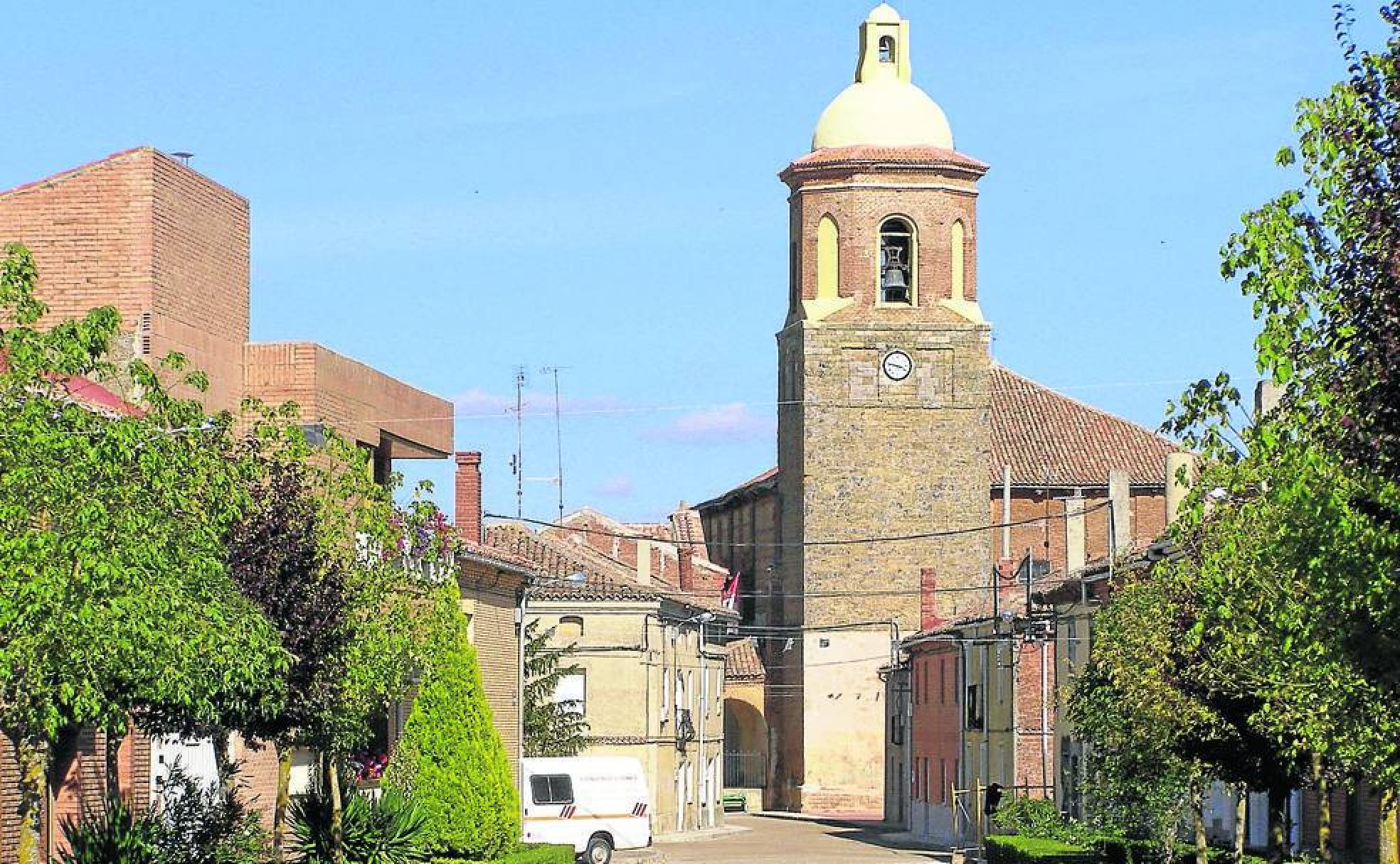 Entrada a la localidad con la iglesia de Nuestra Señora de la Asunción al fondo. 