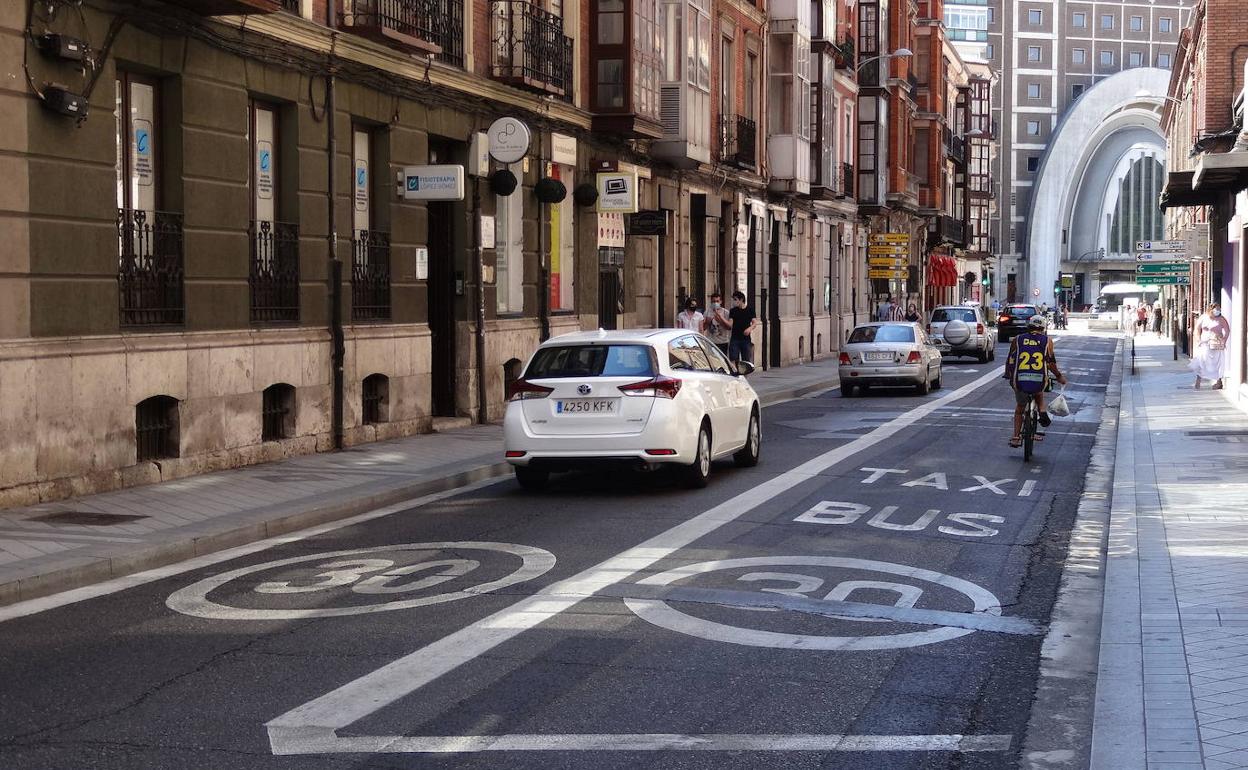 Carril-bus y taxi en la calle López Gómez. 