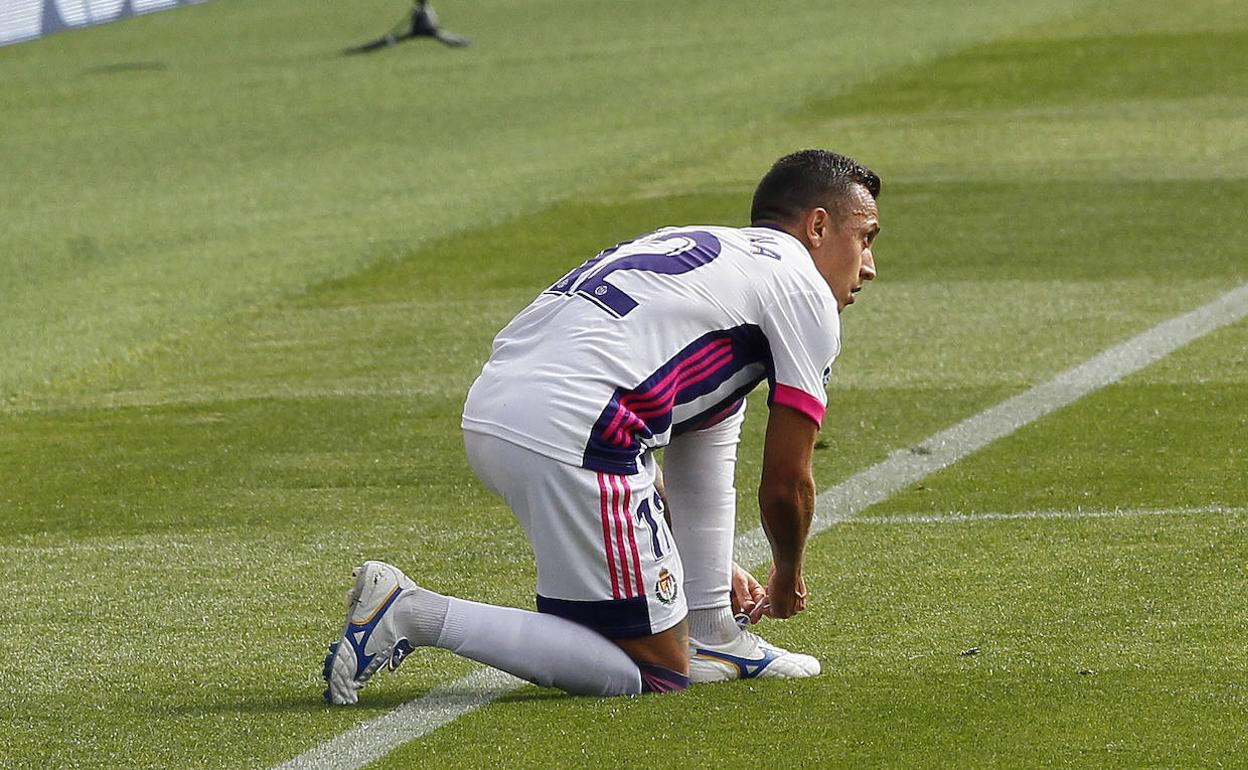 Fabián Orellana se ata las botas en su primer partido oficial como jugador del Real Valladolid el pasado domingo ante la Real Sociedad