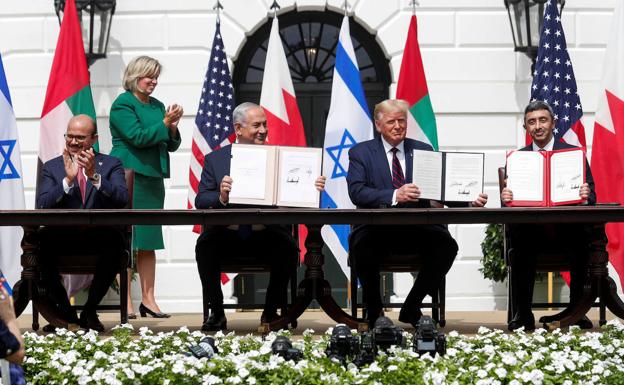 Al-Zayani, Netanyahu, Trump y Al-Nahyan muestran los documentos firmados durante la ceremonia celebrada en la Casa Blanca. 