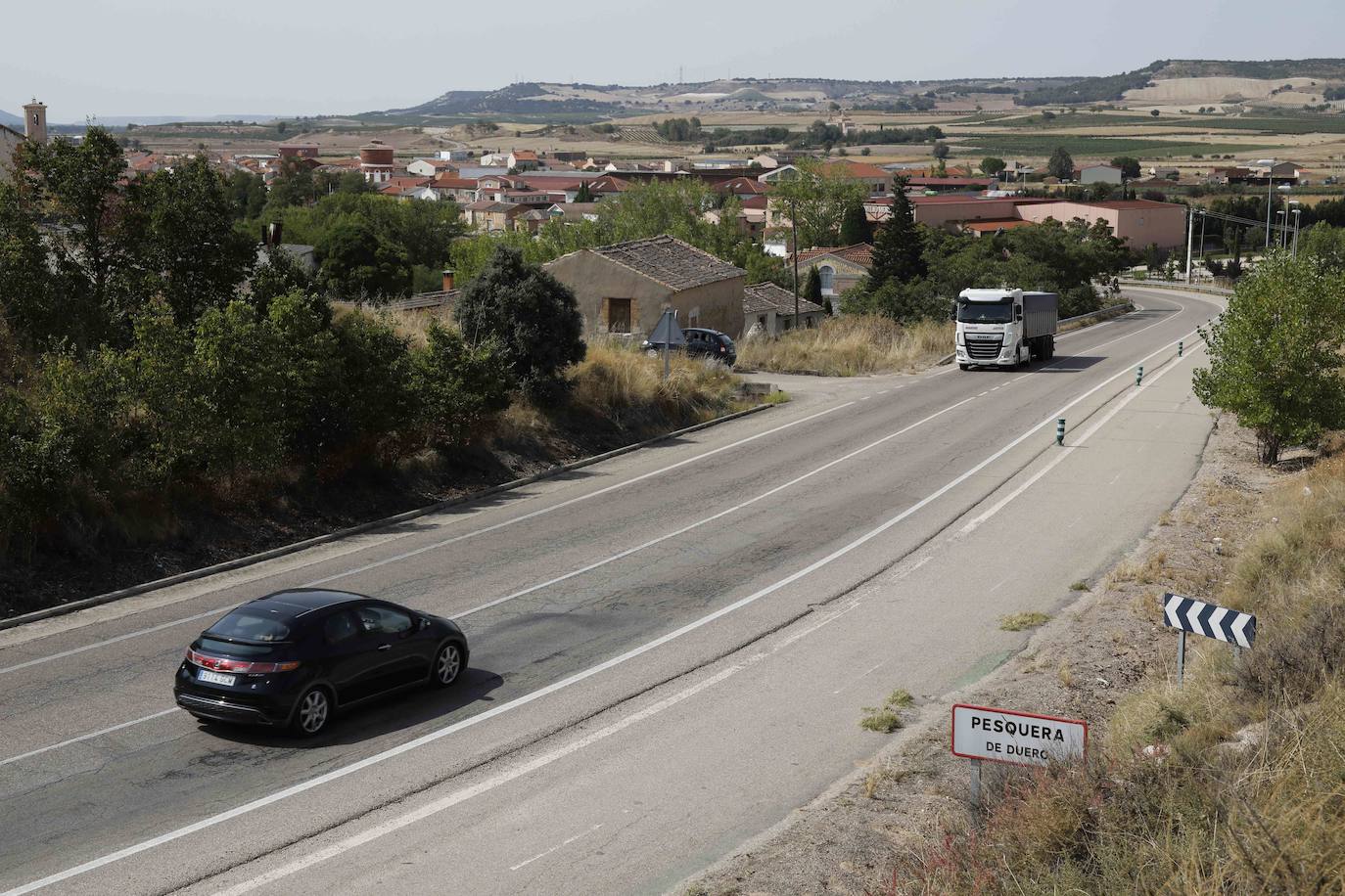 Acceso a Pesquera por carretera de Peñafiel VA-101