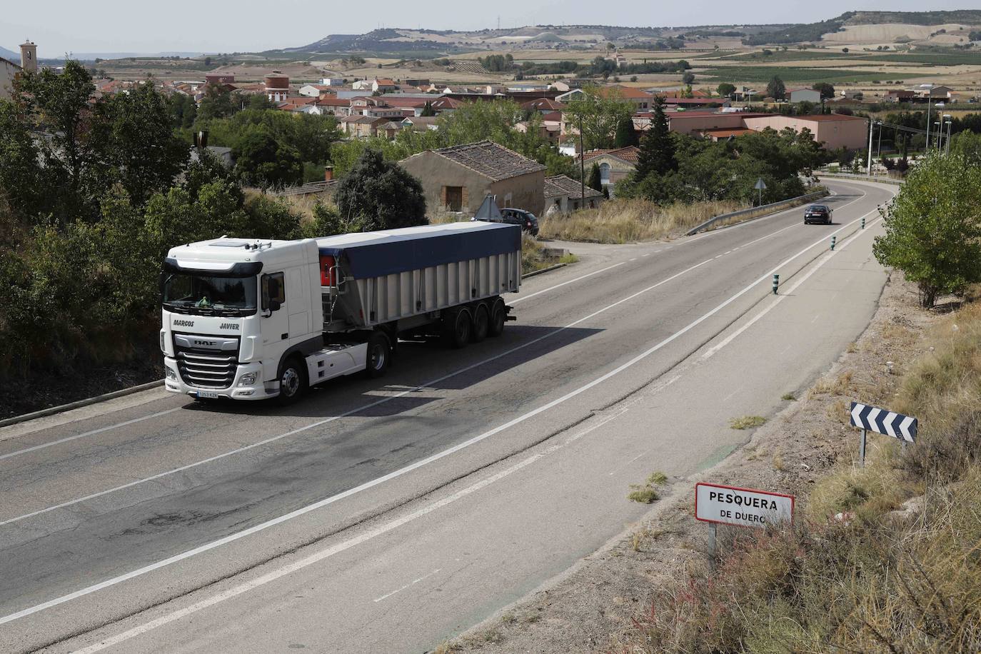 Acceso a Pesquera por carretera de Peñafiel VA-101