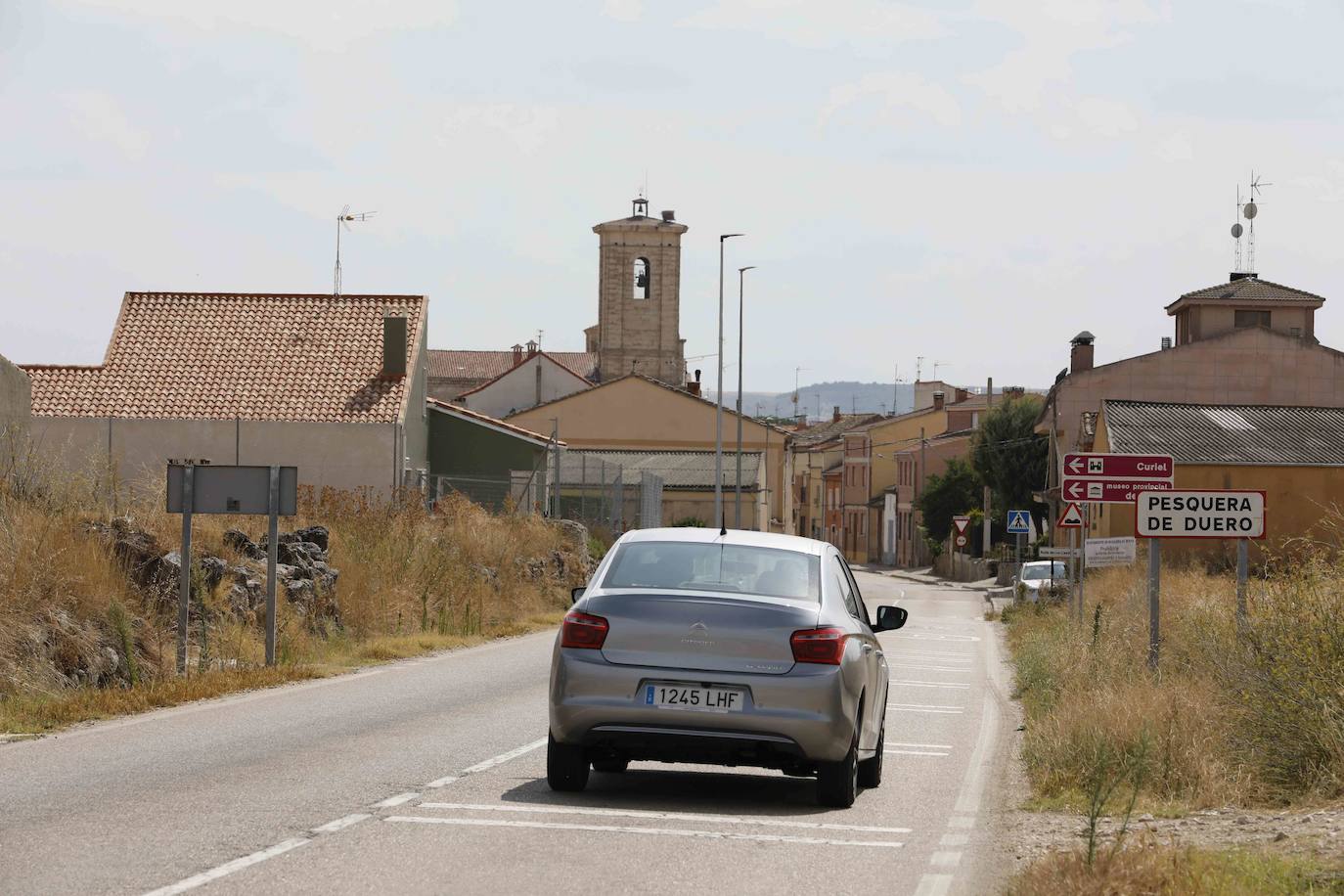 Acceso al pueblo por carretera Pesquera de Duero-Encinas de Esgueva VA-VP-3014.