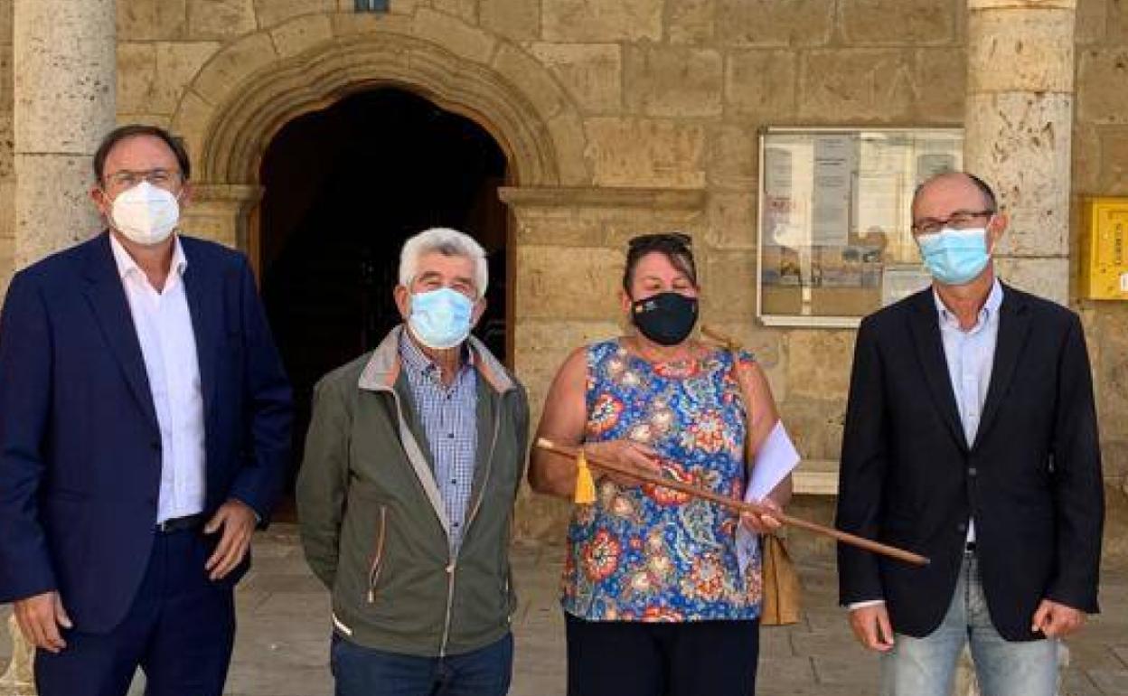 María Victoria Carracedo posa con el bastón de mando, este miércoles en Amusco.