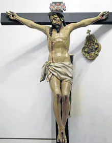 Imagen secundaria 2 - Arriba, Vía Crucis de piedra; debajo, sagrario labrado en madera, guardado en la sacristía de la iglesia de los santos Justo y Pastor y Cristo de la Paciencia del siglo XVII. 
