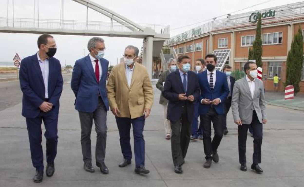 El ministro de Agricultura, Luis Planas, en el centro, junto al director general de Cobadu, Rafael Sánchez Olea, durante la visita a la sede central de la cooperativa en Moraleja del Vino. 
