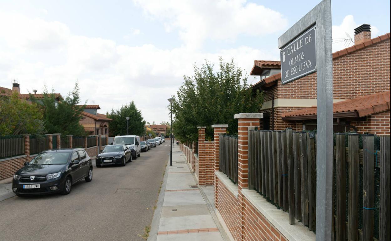 Calle de Olmos de Esgueva, donde se ubica la única vivienda ocupada de forma ilegal de Renedo. 