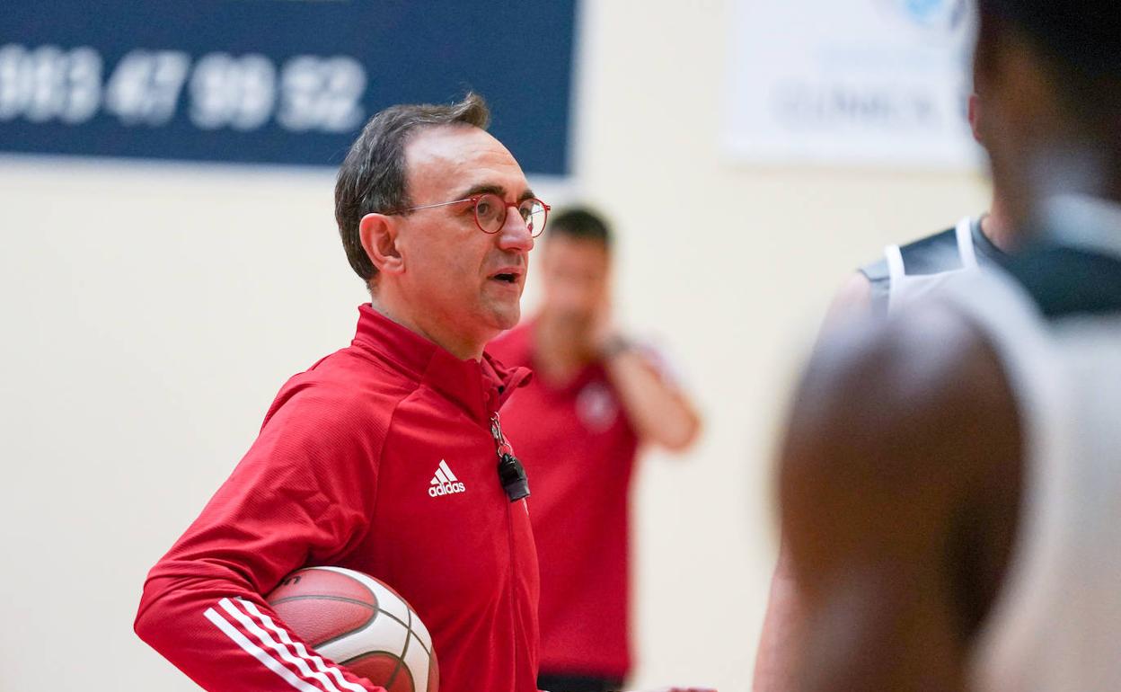 Hugo López da instrucciones a sus jugadores. 