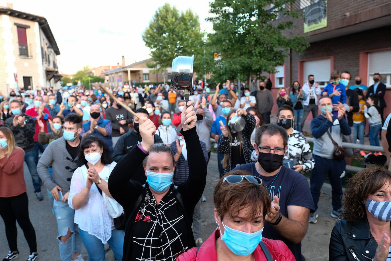 Fotos: Una protesta vecinal en Renedo consigue echar a la familia de okupas