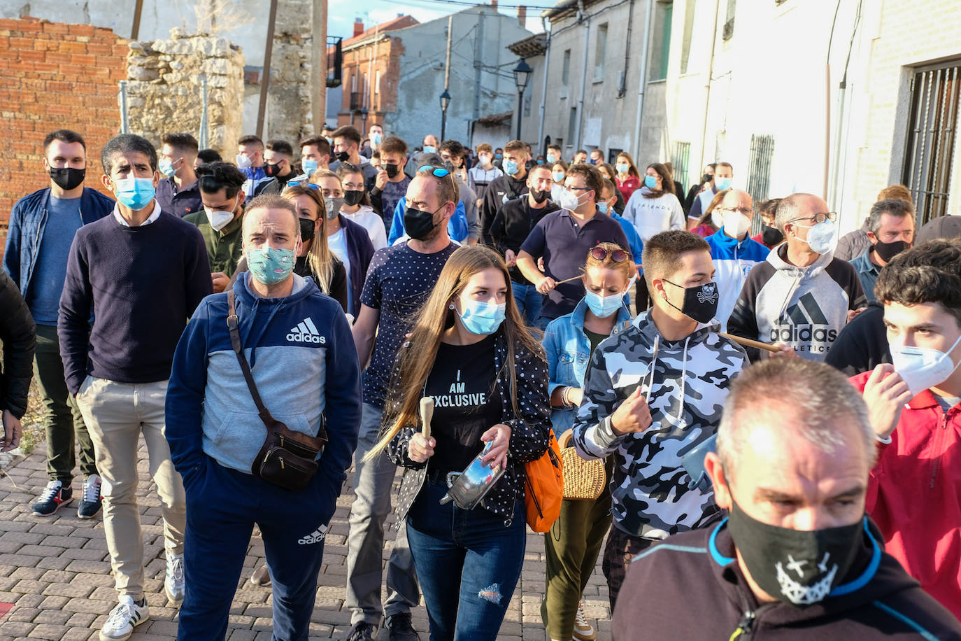 Fotos: Una protesta vecinal en Renedo consigue echar a la familia de okupas