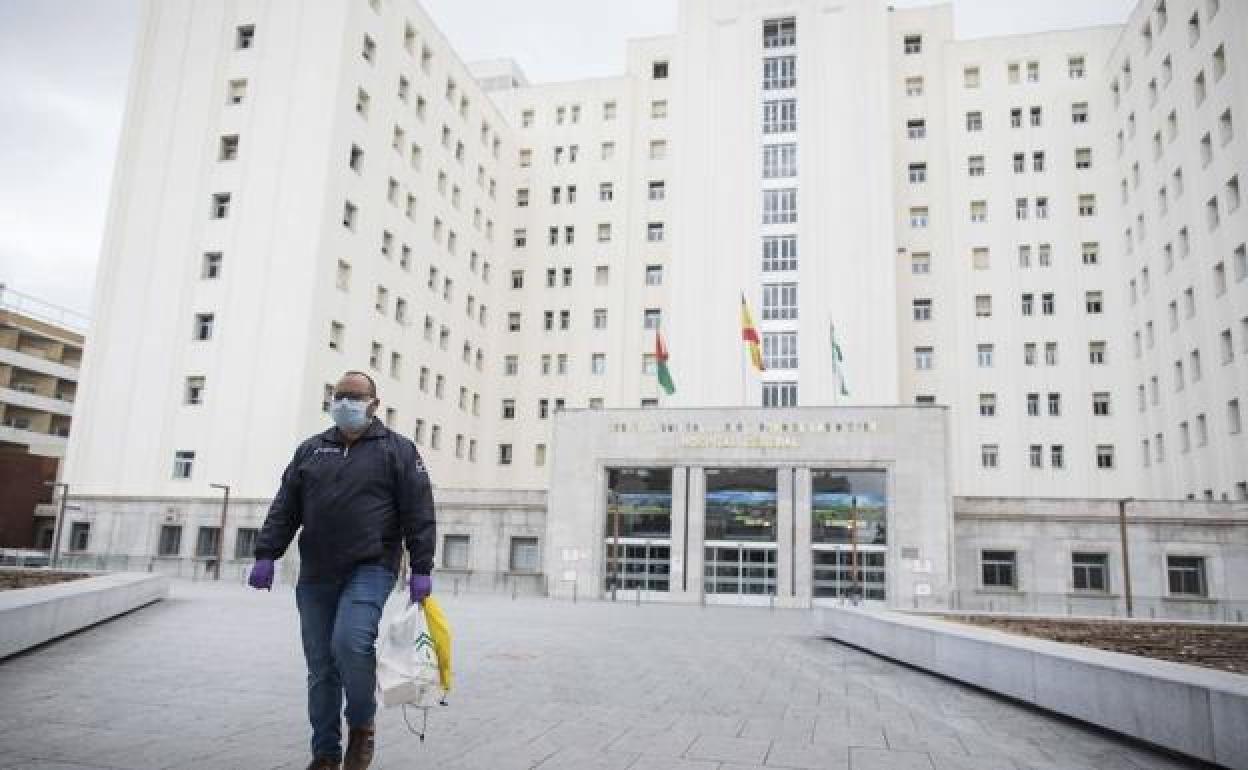 Doce sanitarios se contagian por una fiesta de jubilación y llevan el virus al Hospital de Granada