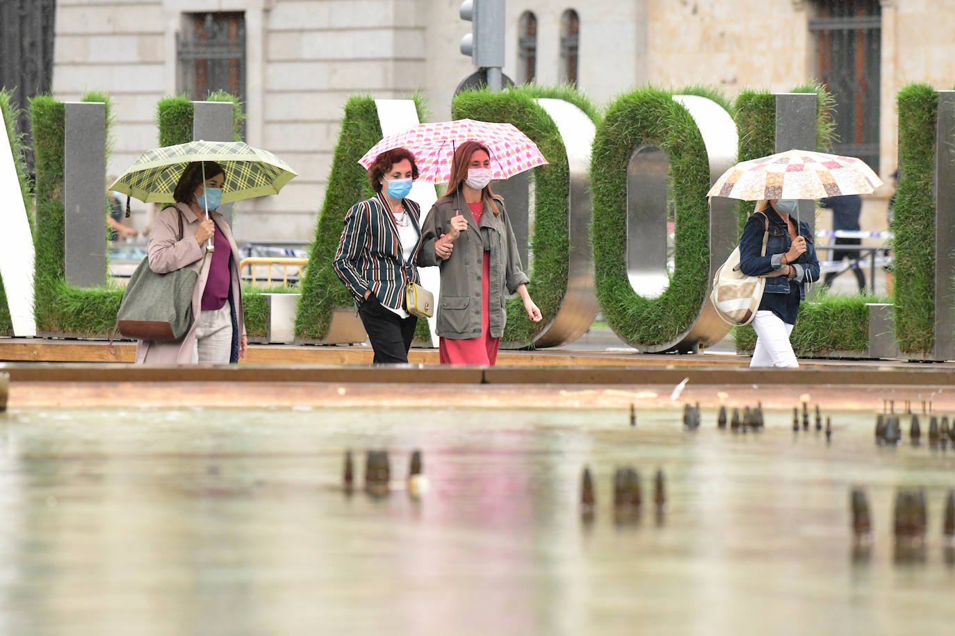 Mujeres con paraguas, el viernes, en Valladolid. 