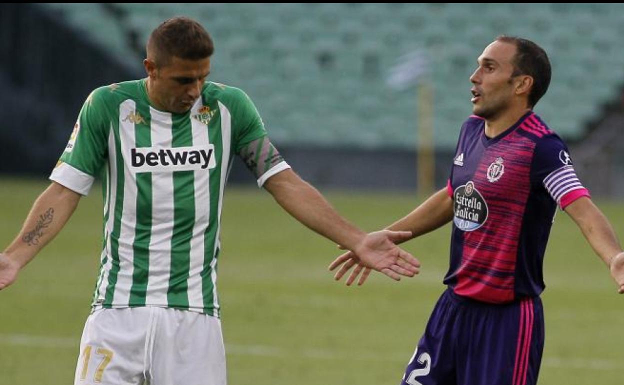Nacho Martínez (derecha) discute con el bético Joaquín Sánchez durante el partido.