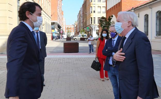 Miguel Méndez Pozo, a la derecha, recibiendo a Alfonso Fernández Mañueco el pasado martes.