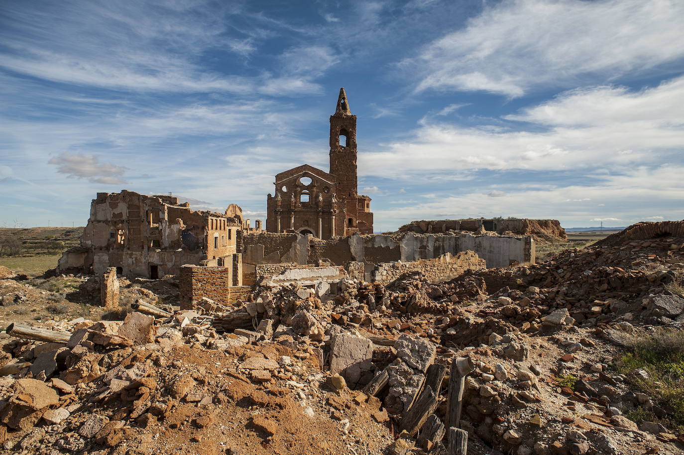 Belchite (Zaragoza, España). Es conocido por haber sido escenario de una de las batallas simbólicas de la Guerra civil española, la batalla de Belchite. Como consecuencia de los enfrentamientos, el pueblo fue destruido. En lugar de su reconstrucción, el régimen de Francisco Franco decidió crear un pueblo nuevo al lado (hoy conocido como Belchite nuevo), dejando intactas las ruinas del anterior como recuerdo de la guerra civil y de lo que se consideraron excesos del bando vencido.