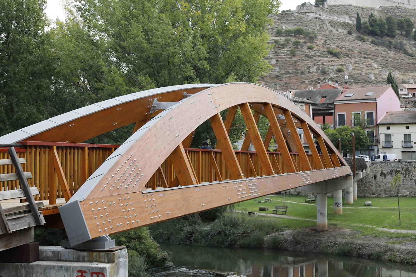 La Confederación Hidrográfica del Duero entrega al Ayuntamiento de Peñafiel las obras de este puente peatonal incluido en la Senda del Duero