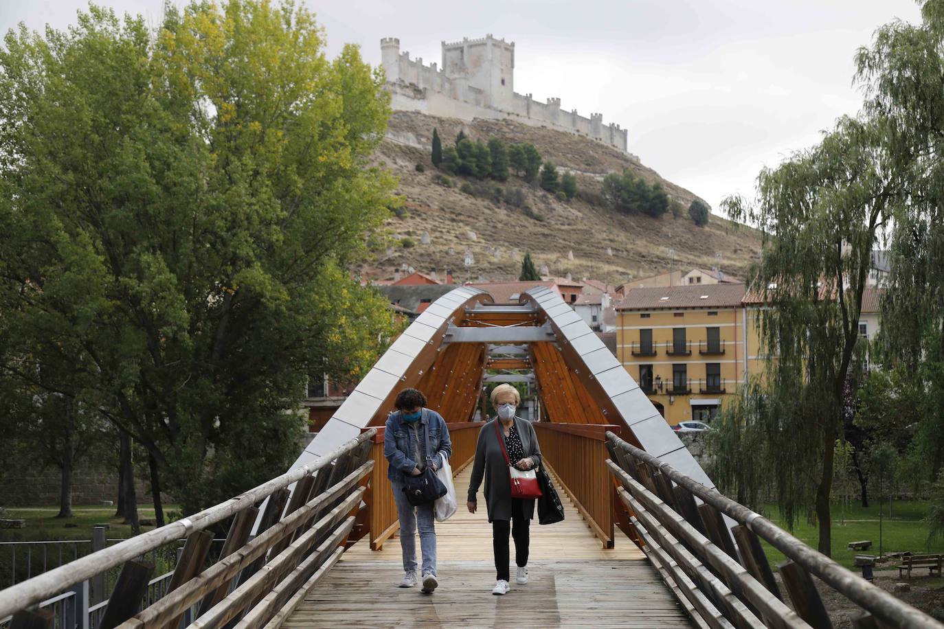 La Confederación Hidrográfica del Duero entrega al Ayuntamiento de Peñafiel las obras de este puente peatonal incluido en la Senda del Duero