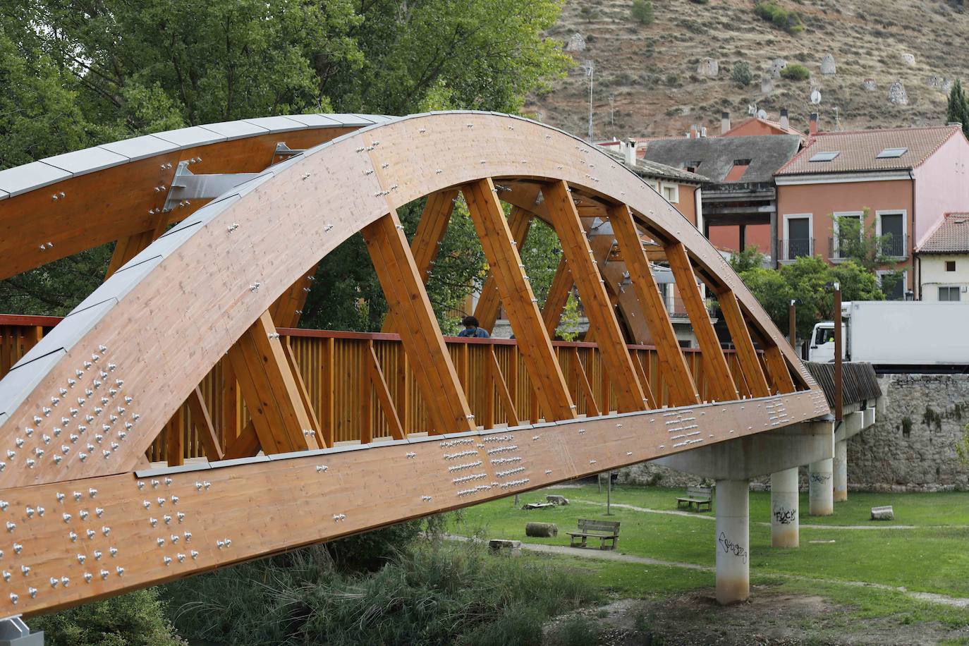 La Confederación Hidrográfica del Duero entrega al Ayuntamiento de Peñafiel las obras de este puente peatonal incluido en la Senda del Duero