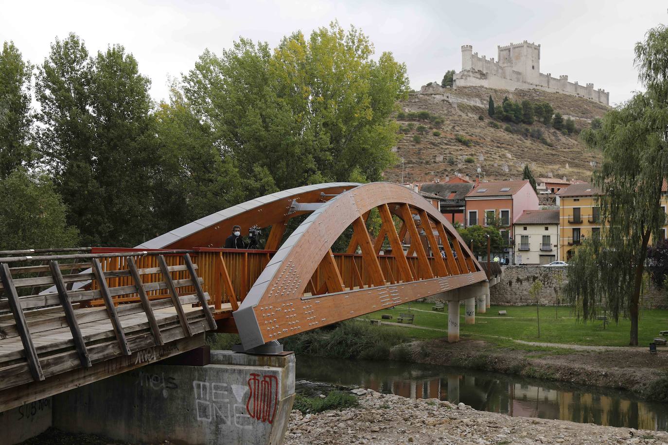 La Confederación Hidrográfica del Duero entrega al Ayuntamiento de Peñafiel las obras de este puente peatonal incluido en la Senda del Duero