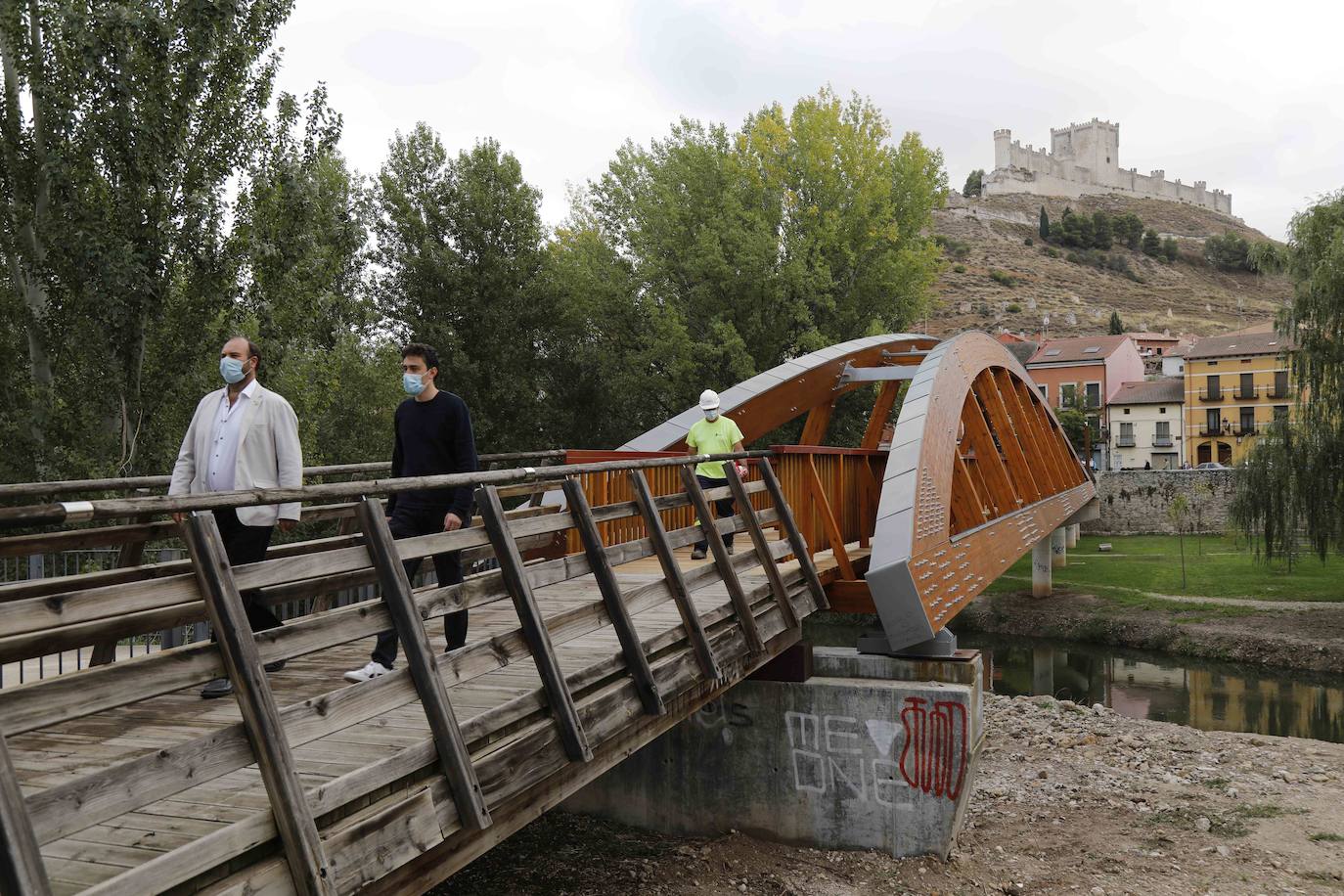 La Confederación Hidrográfica del Duero entrega al Ayuntamiento de Peñafiel las obras de este puente peatonal incluido en la Senda del Duero
