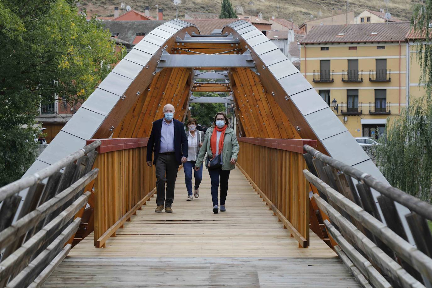La Confederación Hidrográfica del Duero entrega al Ayuntamiento de Peñafiel las obras de este puente peatonal incluido en la Senda del Duero