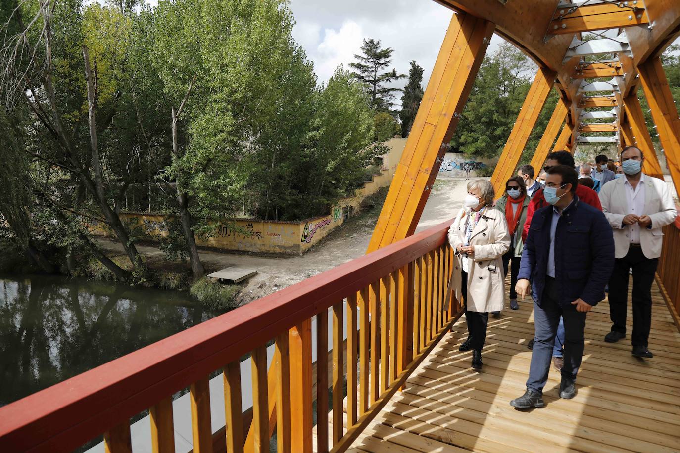 La Confederación Hidrográfica del Duero entrega al Ayuntamiento de Peñafiel las obras de este puente peatonal incluido en la Senda del Duero