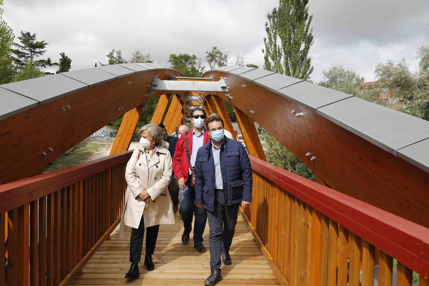 La Confederación Hidrográfica del Duero entrega al Ayuntamiento de Peñafiel las obras de este puente peatonal incluido en la Senda del Duero