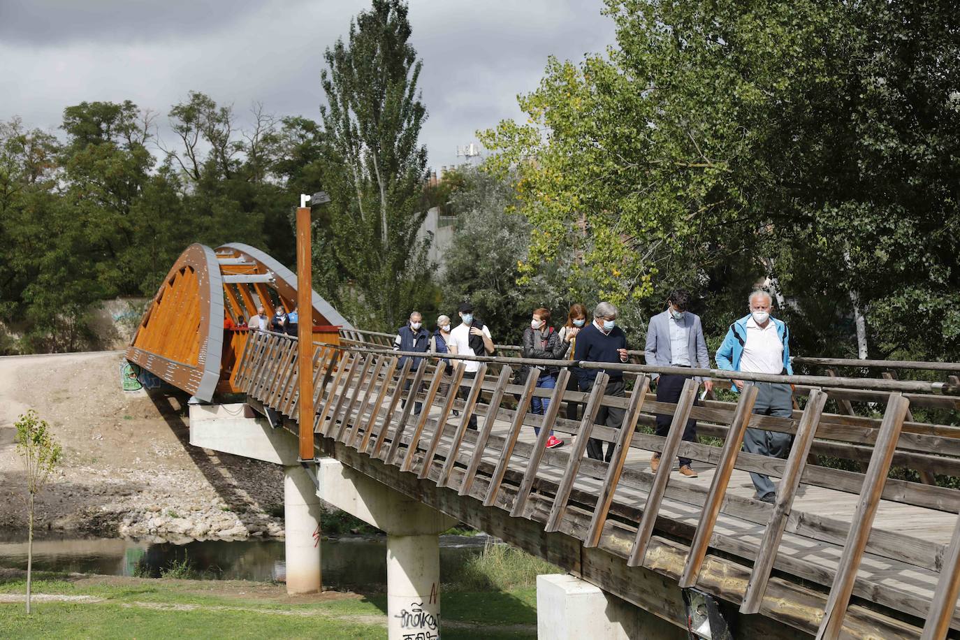 La Confederación Hidrográfica del Duero entrega al Ayuntamiento de Peñafiel las obras de este puente peatonal incluido en la Senda del Duero