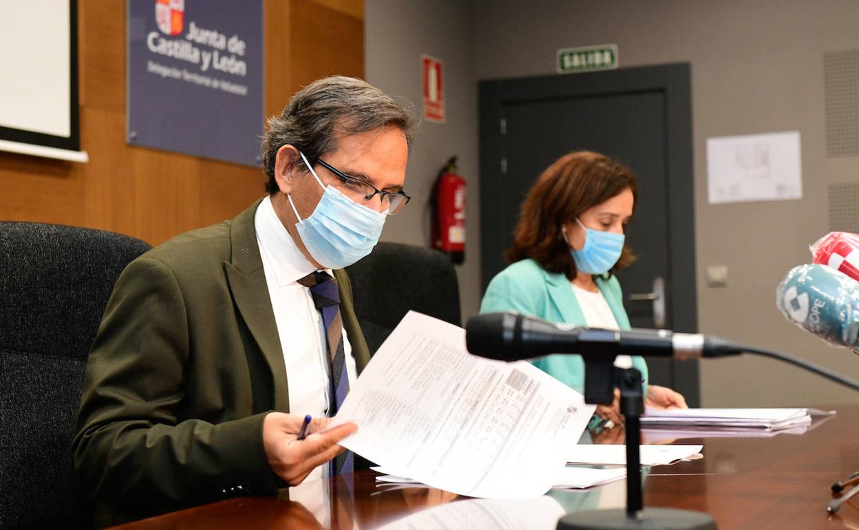 El delegado territorial de la Junta, Augusto Cobos, y la directora provincial de Educación, Agustina García Muñoz. 