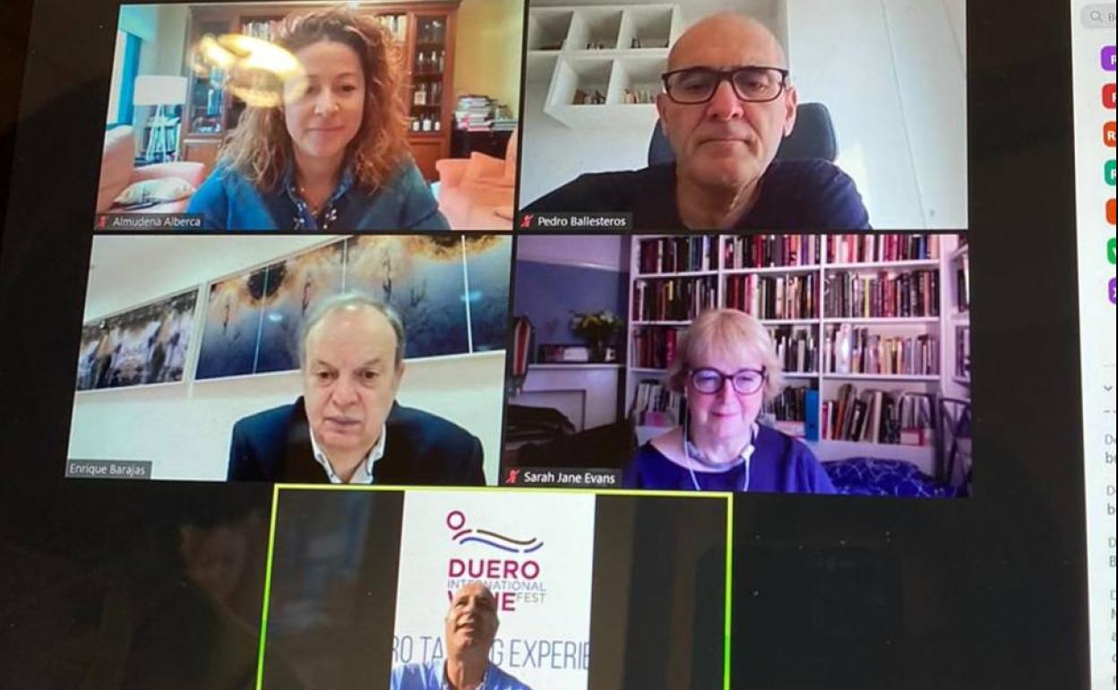 Almudena Alberca, Pedro Ballesteros, Paco Roncero y Sarah Jane Evans durante la cata online. 