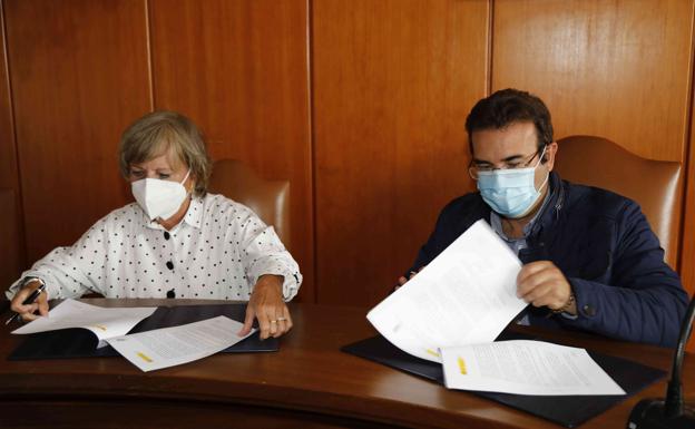 Momento de la firma de la entrega y recepción de las obras por parte de la presidenta de la CHD, Cristina Danés, y el alcalde de Peñafiel, Roberto Díez.