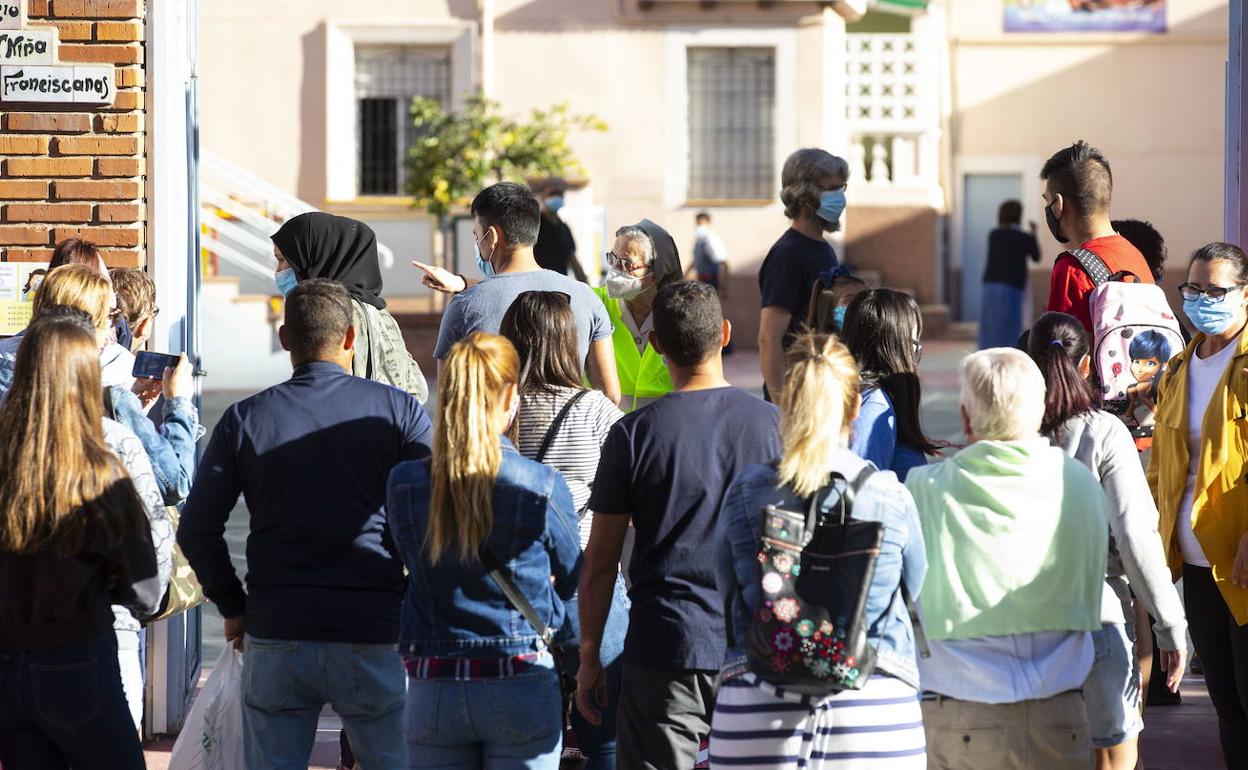 Varias personas caminan por las calles de Valladolid. 