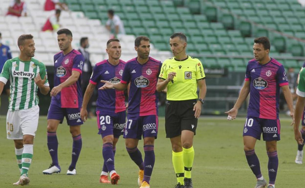 Moyano y Plano piden explicaciones a latres depués de señalar el penalti. 